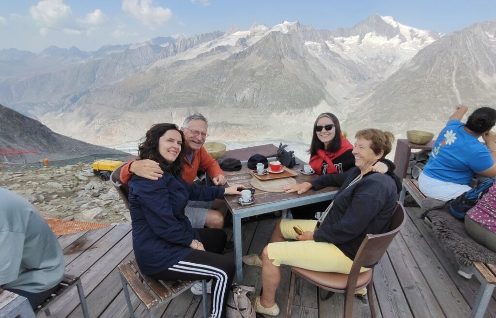 Amici davanti al ghiacciaio dell’Aletsch nelle Alpi svizzere