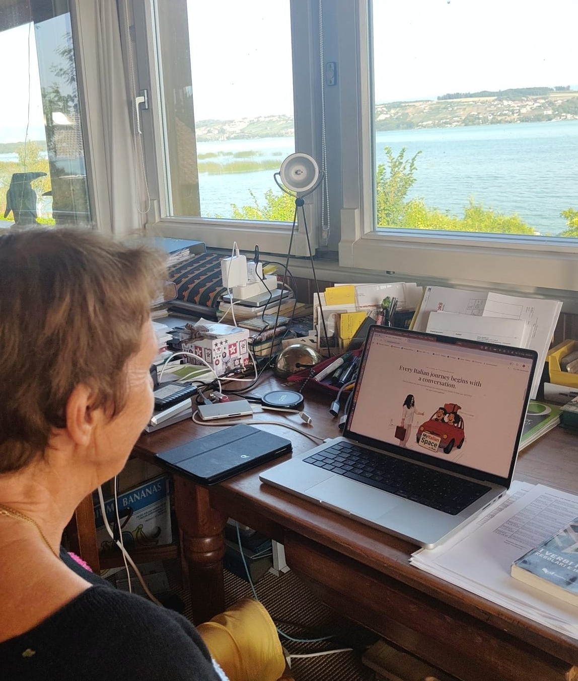 Christiane davanti al computer con il sito di My Italian Space
