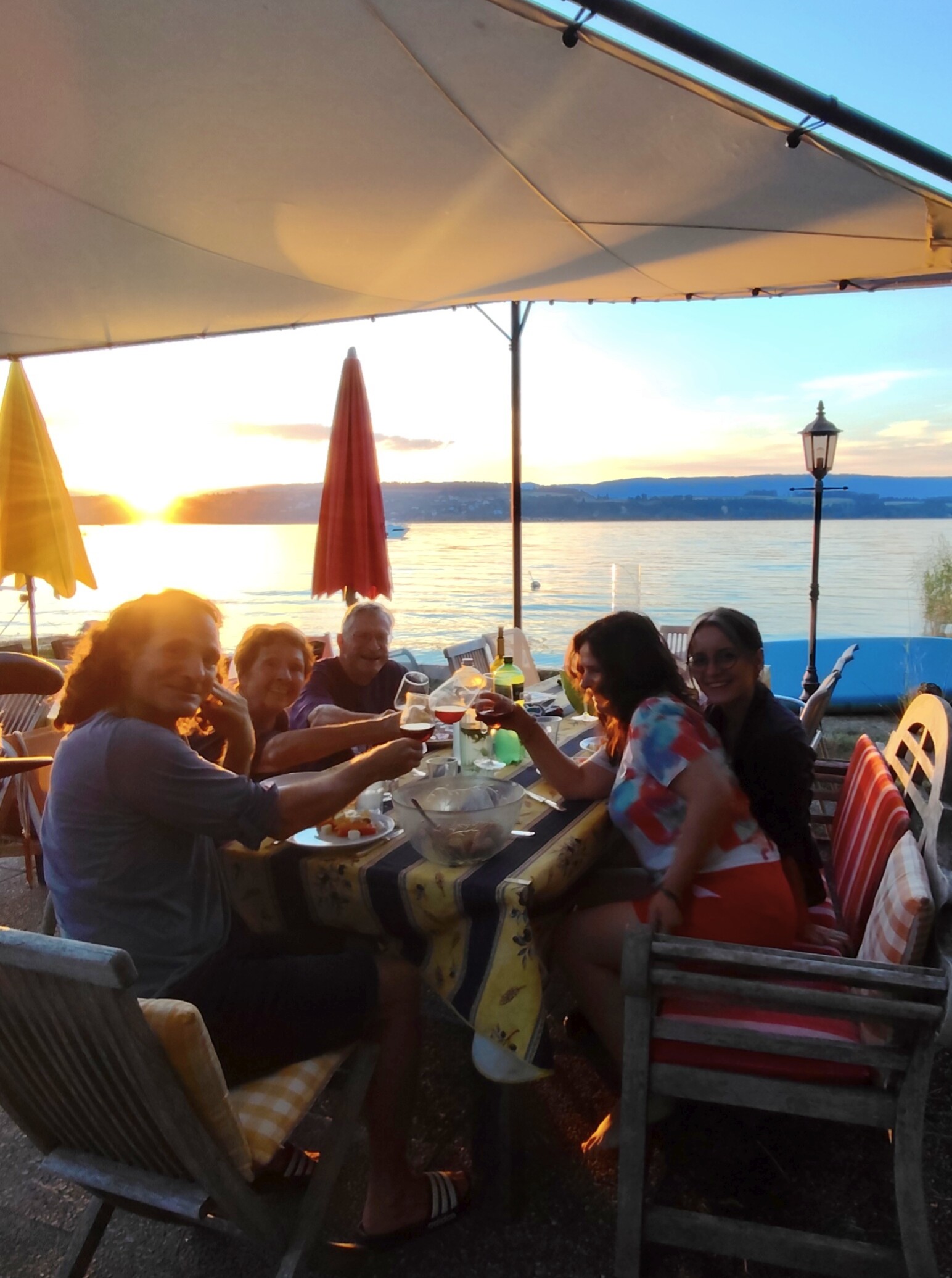 Cena con Christiane, Teo e la famiglia nella loro casa sul Lago di Morat