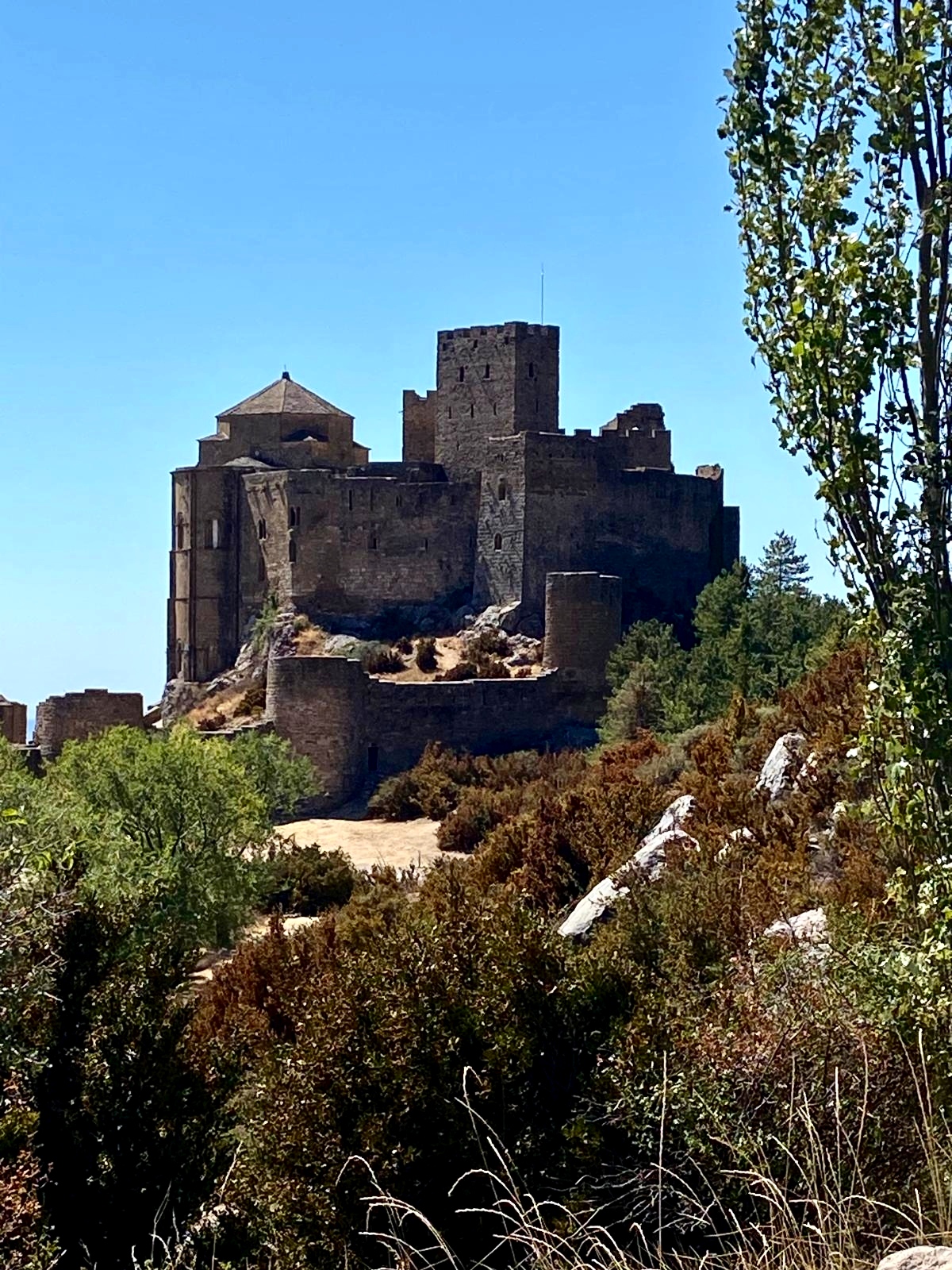 Castello tra le montagne durante il viaggio di Jean François in Spagna
