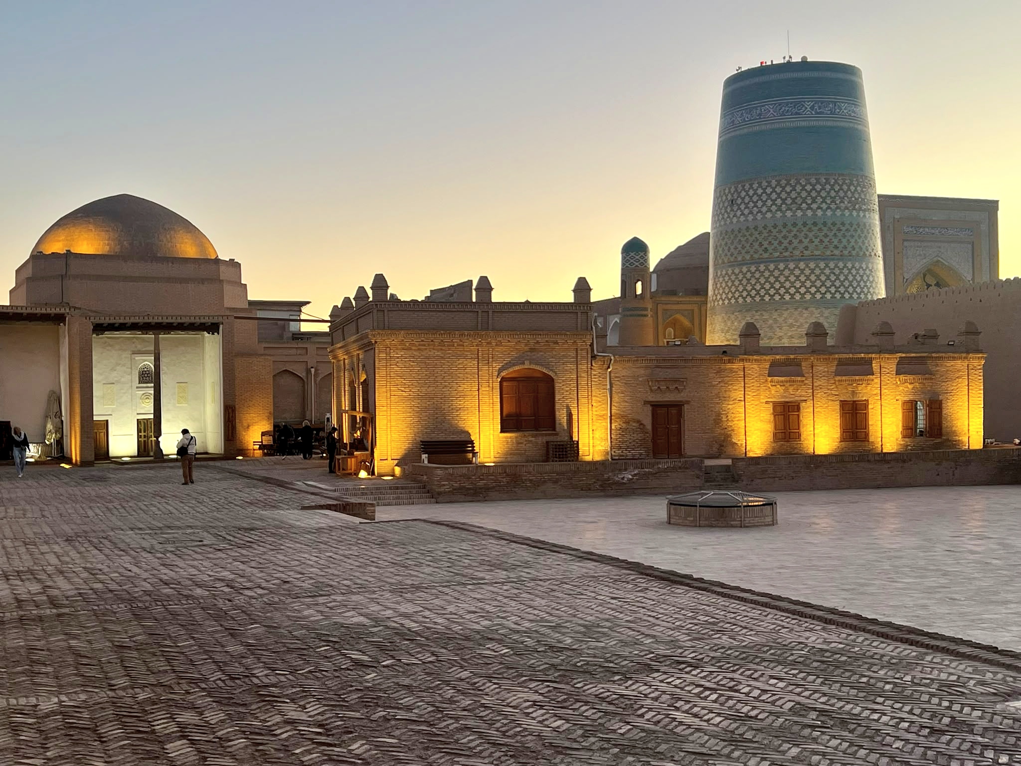 Khiva al tramonto con il minareto Kalta Minor